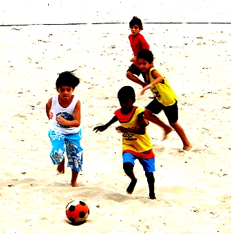 20080626235253-criancas-jogando-futebol-de-areia.jpg